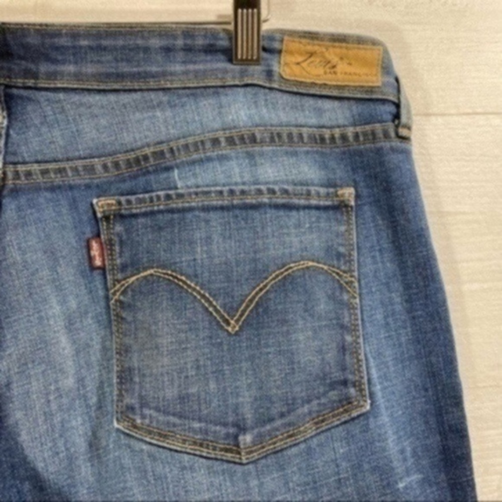 Levi’s women’s slight curve classic boot cut jean
Size 14/32 color Blue - Picture 9 of 9